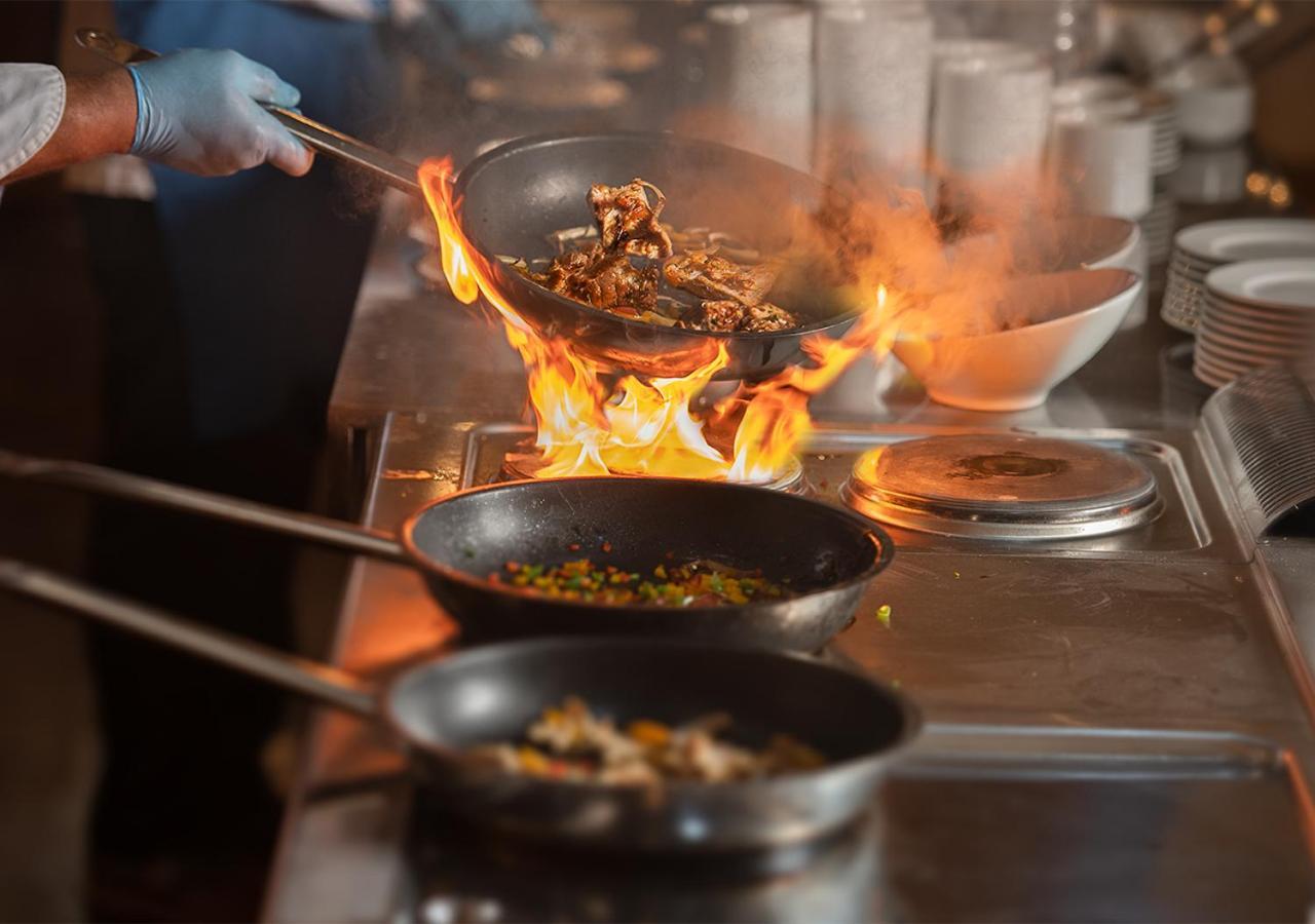 Crystal Inn Hotel - Alamein (Adults Only) El Alamein Esterno foto A chef cooking with a wok